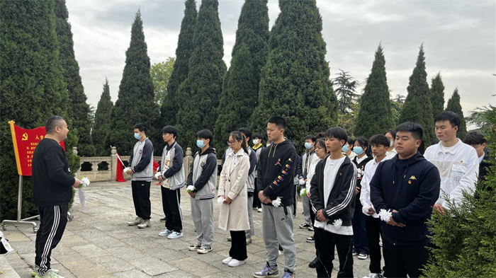 荆门职业学院 湖北信息工程学校开展“缅怀革命先烈 传承红色基因”主题教育