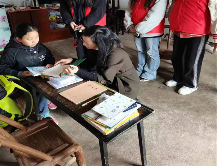 荆门职业学院 湖北信息工程学校开展“弘扬雷锋精神 关爱留守儿童”志愿服务活动