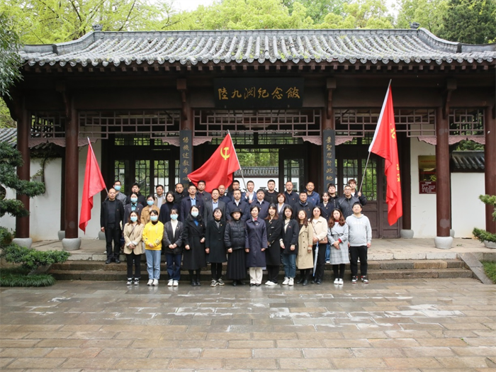 缅怀革命先烈 传承红色精神