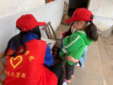 荆门职业学院党员教师关爱贫困留守儿童志愿者活动
