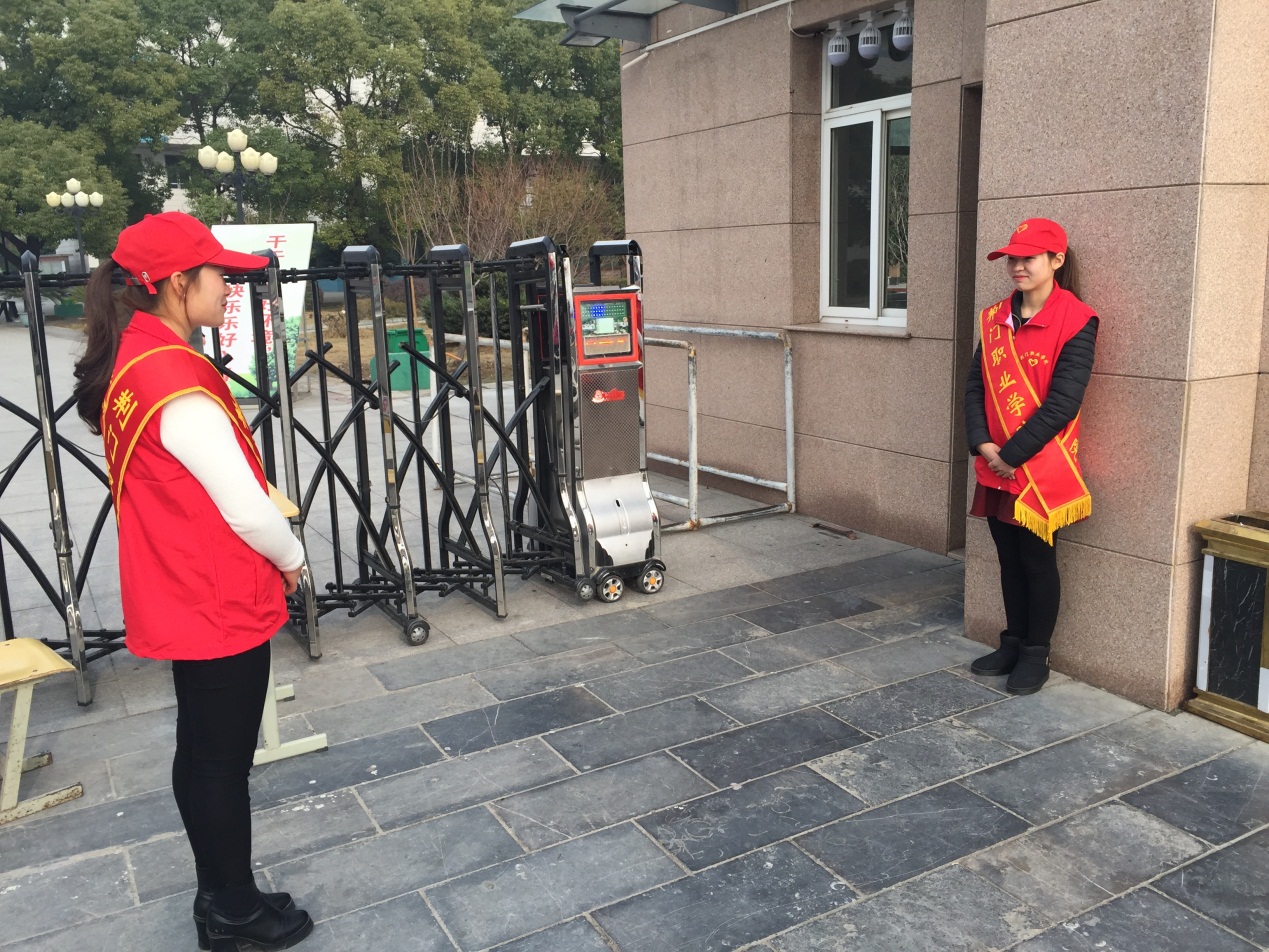 青年志愿者在行动 我院志愿者组织开展校内礼仪接待行动