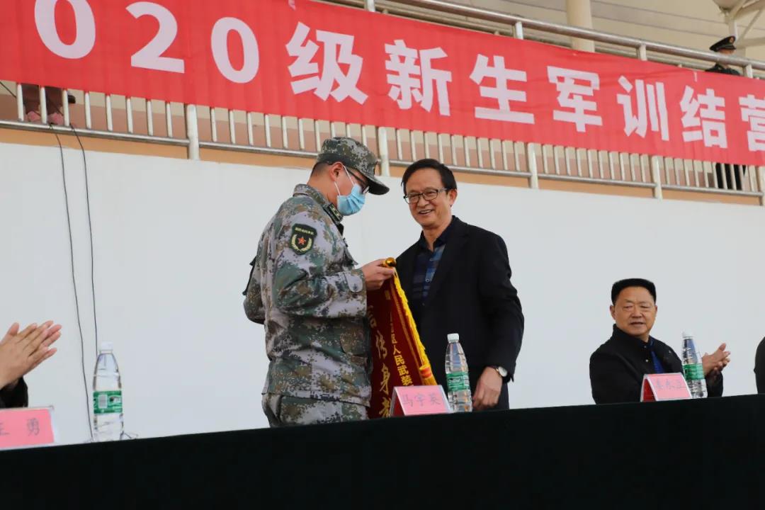 党委书记姜永立向承训部队赠送锦旗.jpg