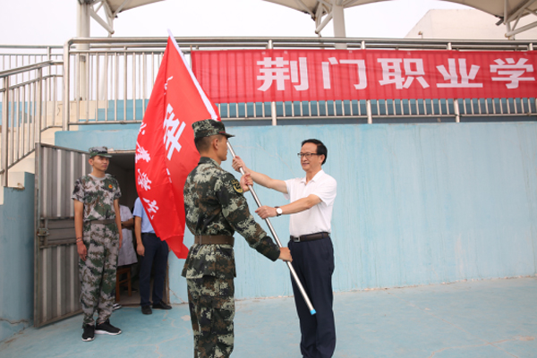 800名新生披上了“绿军装”