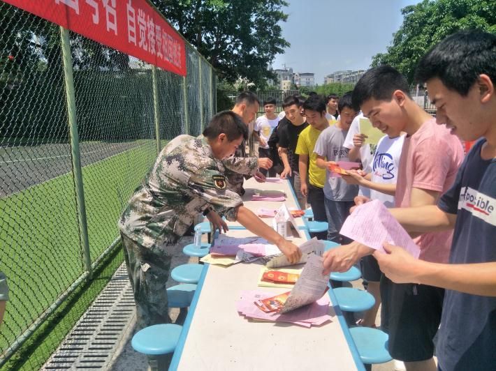 荆门职业学院开展2018年大学生征兵宣传活动