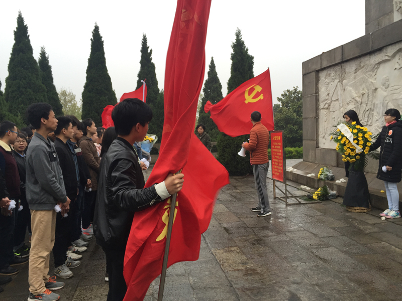 荆门职业学院团委组织学生开展清明祭奠活动