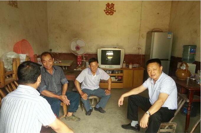 荆门职业学院院长陈宏慰问结对贫困户