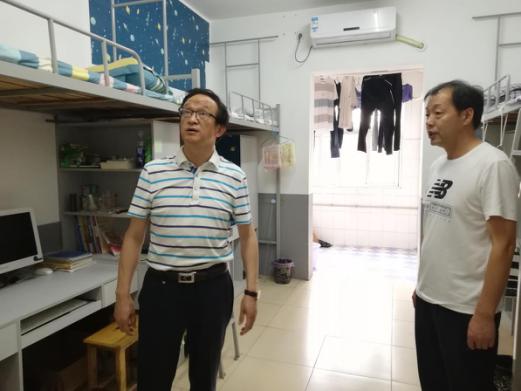 学院党委书记姜永立同志深入一线联系学生