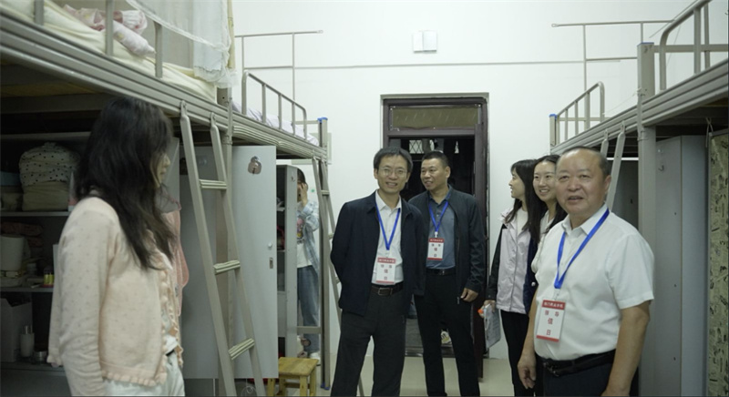 情暖新生宿舍,共话多彩校园——荆门职业学院领导走访慰问2025级新生